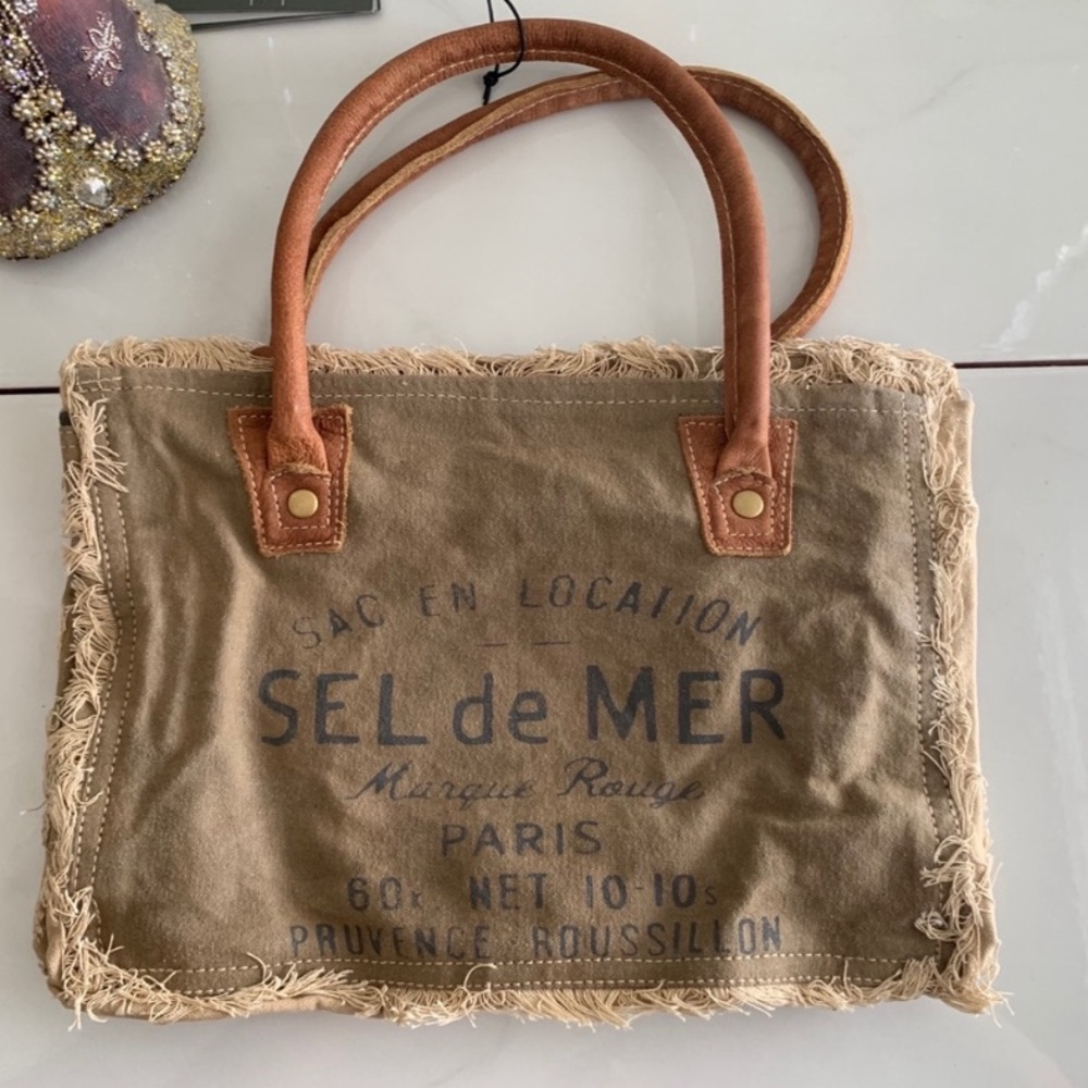 🌟New Paris Tote Handbag NWT - Picture 2 of 7